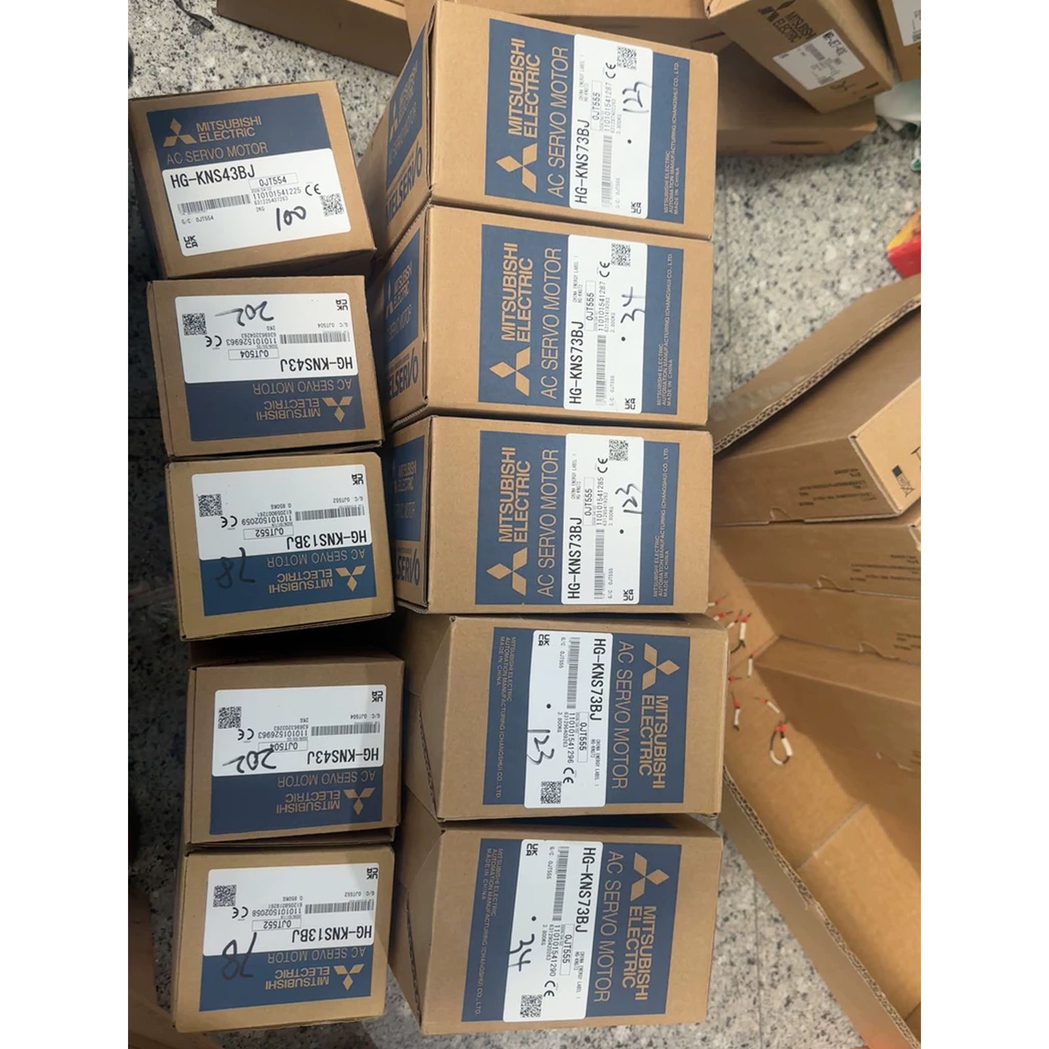 Mitsubishi Electric MELSERVO-JE Series 400W Low Inertia Servo Motor HG-KN43J | AC200V with Oil Seal 17-Bit Encoder